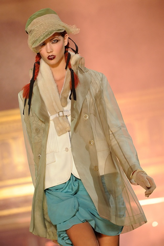 Illustration for article titled Gothic Glamour At John Galliano